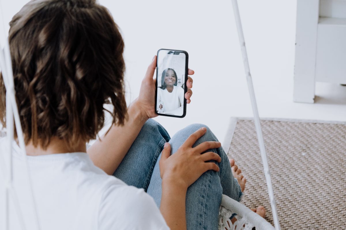 Mulher em uma videochamada individual pelo celular
